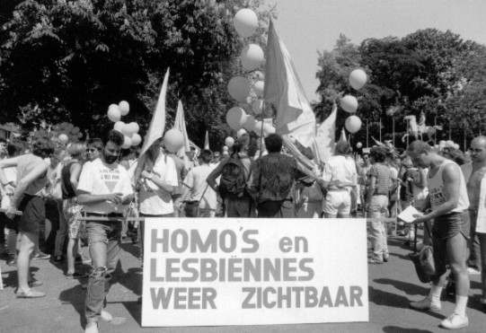 Wat heb ik aan çavaria_roze zaterdag1990_0001