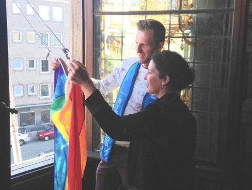 Joël Van Buggenhout_Zohra Othman_regenboogvlag_districtshuis_2015_0001.jpg