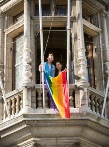 Joël Van Buggenhout_Zohra Othman_regenboogvlag_districtshuis_2015_0003.jpg